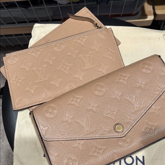 Louis Vuitton leather Felicie with 2 card sleeves in empreinte leather - Picture 2 of 9